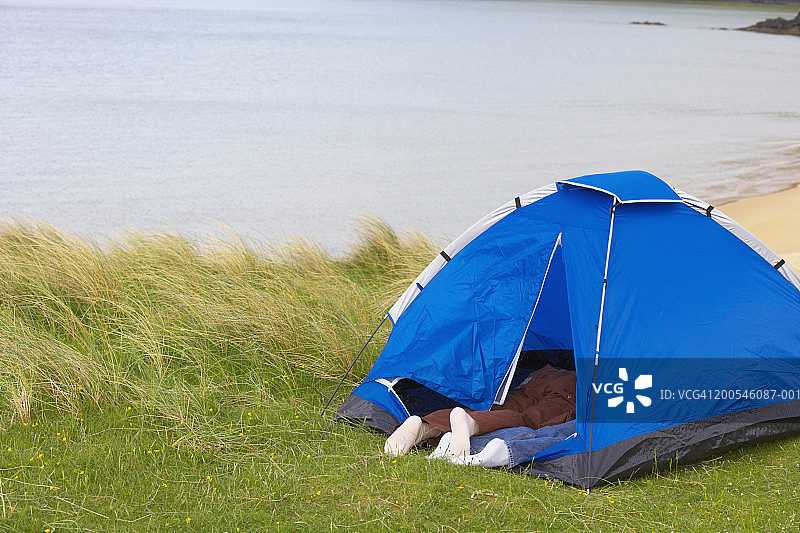 爱尔兰多尼戈尔郡巴利马斯托克海湾情侣躺在帐篷里（局部）图片素材