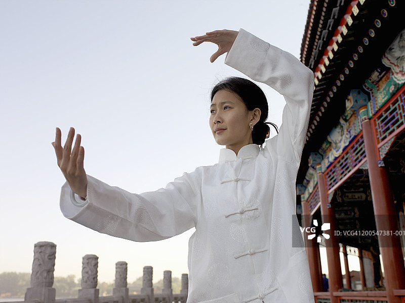 在户外练习太极拳的中国女人图片素材