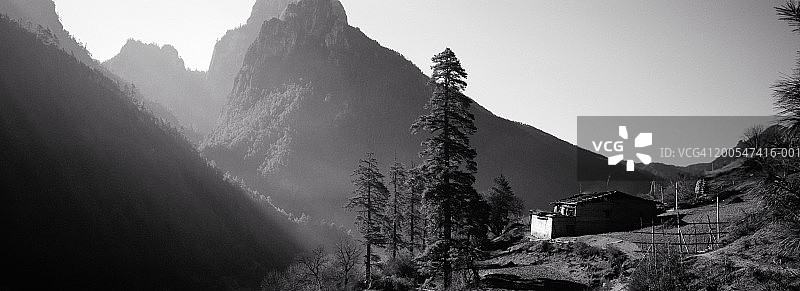 中国云南香格里拉山地景观建筑（黑白照片）图片素材