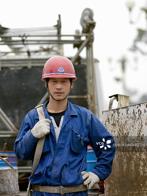 户外中国建筑工人肖像图片素材