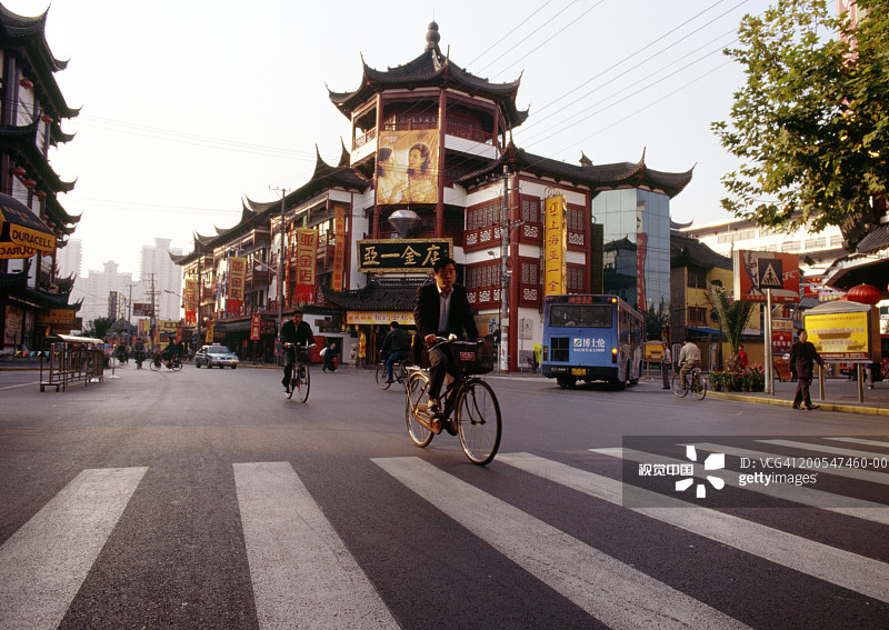 中国上海街道上的骑行人群图片素材