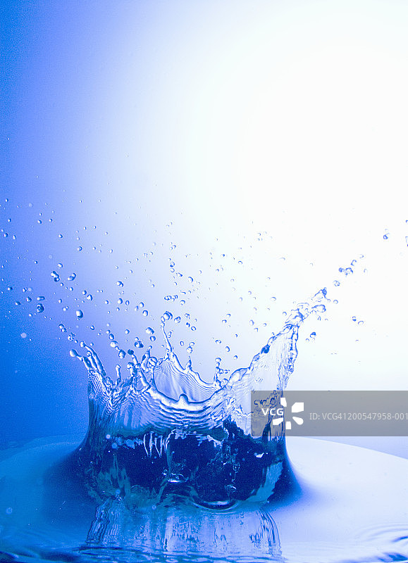 水花飞溅形成水滴皇冠特写图片素材