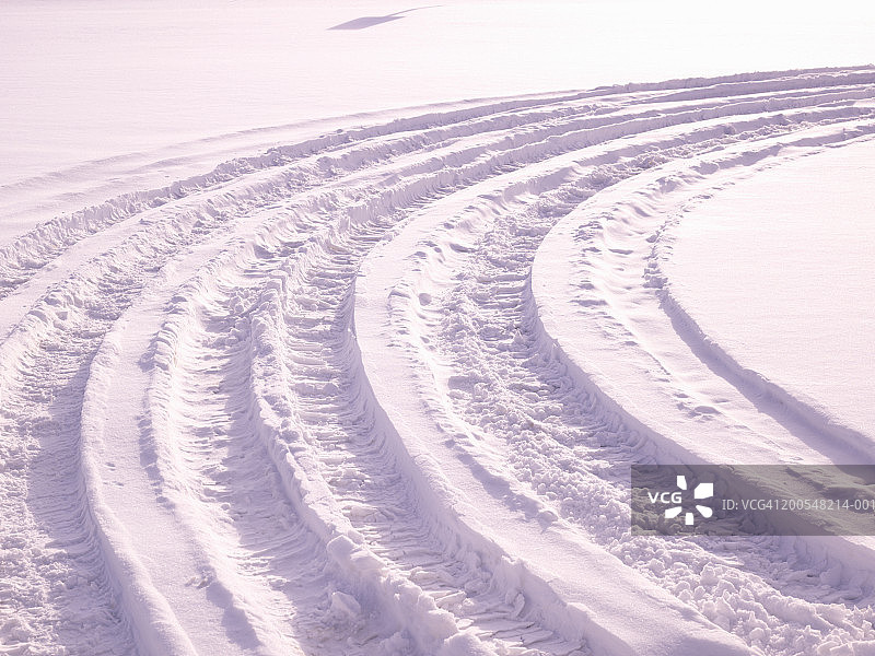 雪地轮胎痕迹图片素材