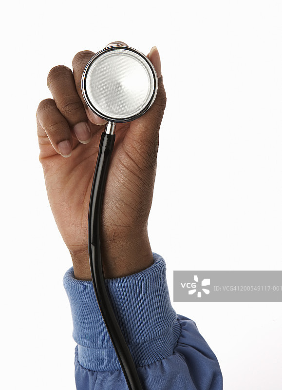 手持听诊器的年轻女外科医生特写图片素材