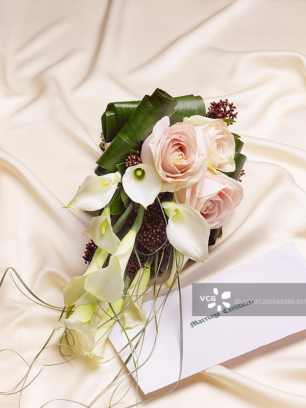 新娘捧花和结婚证特写图片素材