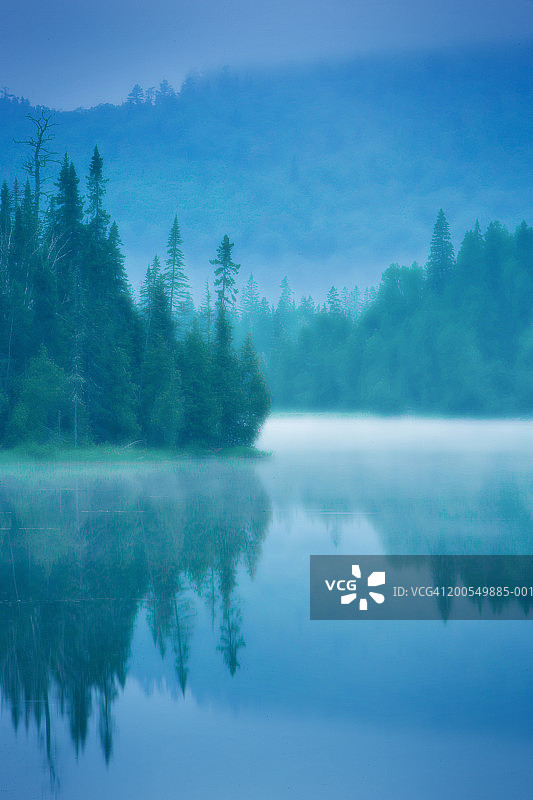加拿大安大略省苏必利尔湖省立公园的湖上薄雾图片素材