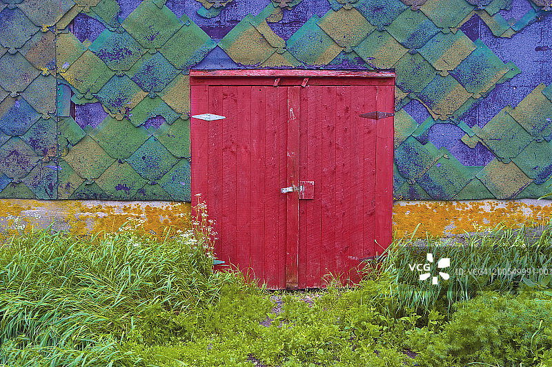 木瓦墙上的谷仓门图片素材