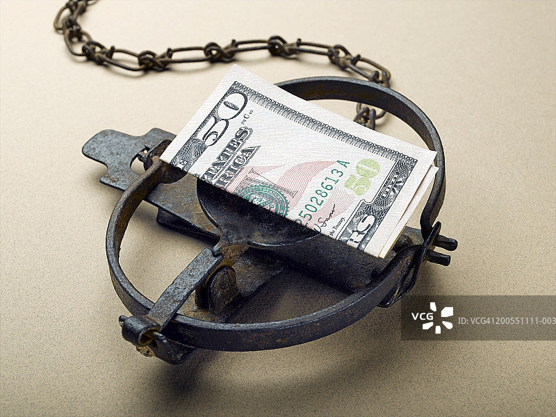 动物陷阱中作为诱饵的美国50美元钞票特写图片素材