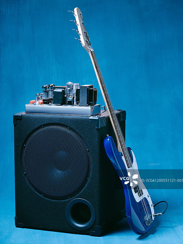 靠在电子管放大器上的电吉他图片素材