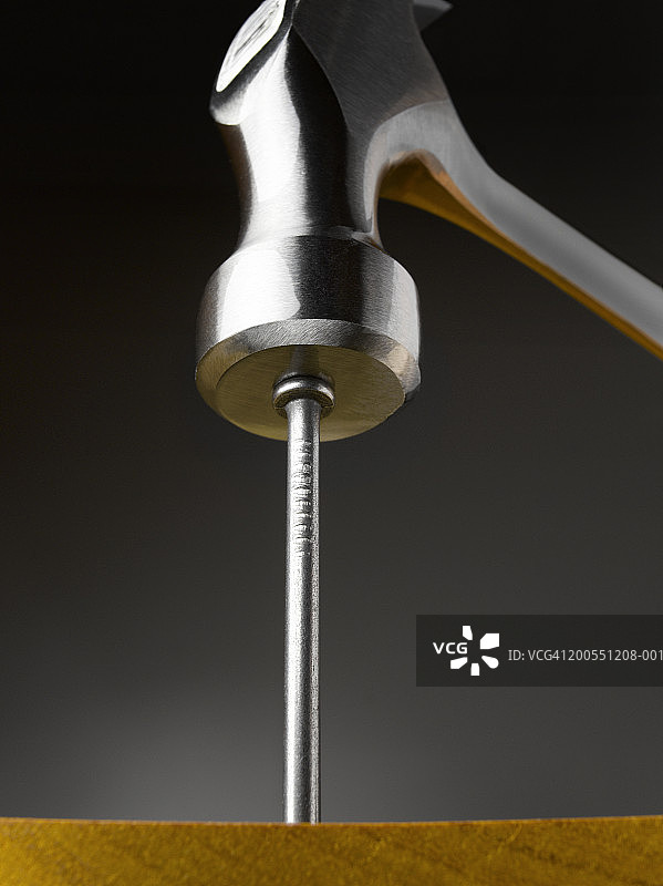 木头上钉钉子特写图片素材