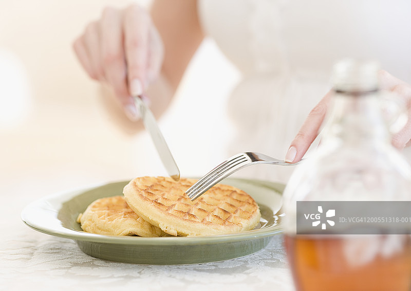吃华夫饼的女人（局部特写）图片素材