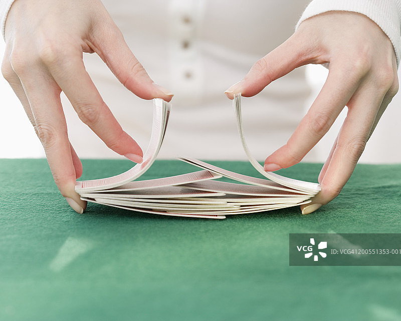 女人洗牌的特写图片素材