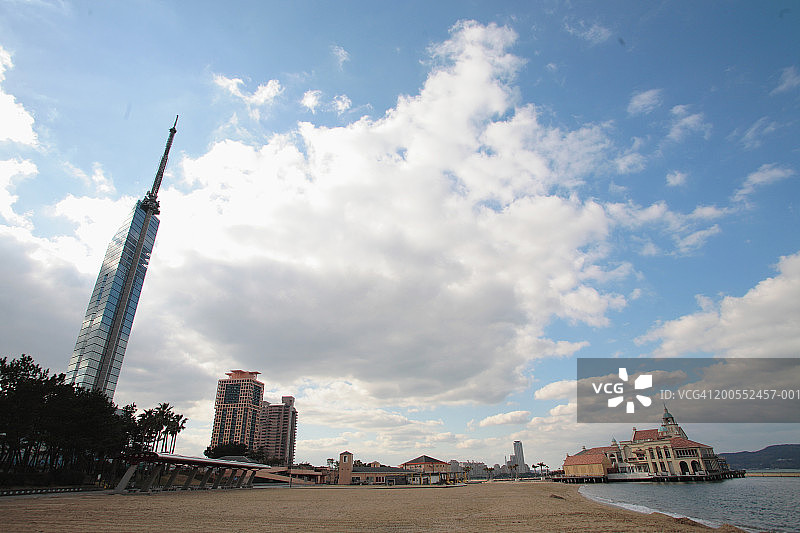 日本福冈塔，前景为海滩图片素材