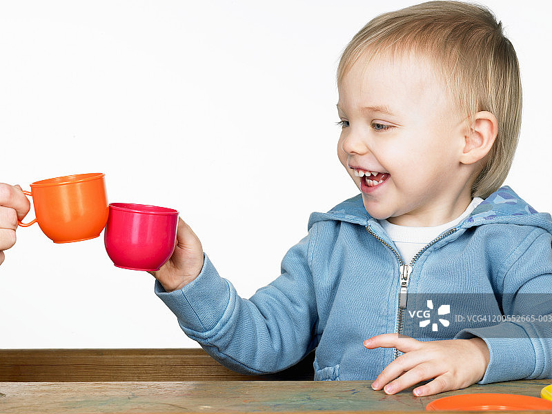 碰杯微笑的男童（21-24个月）特写图片素材