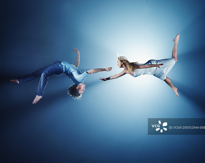 低角度拍摄拥抱的年轻夫妇图片素材