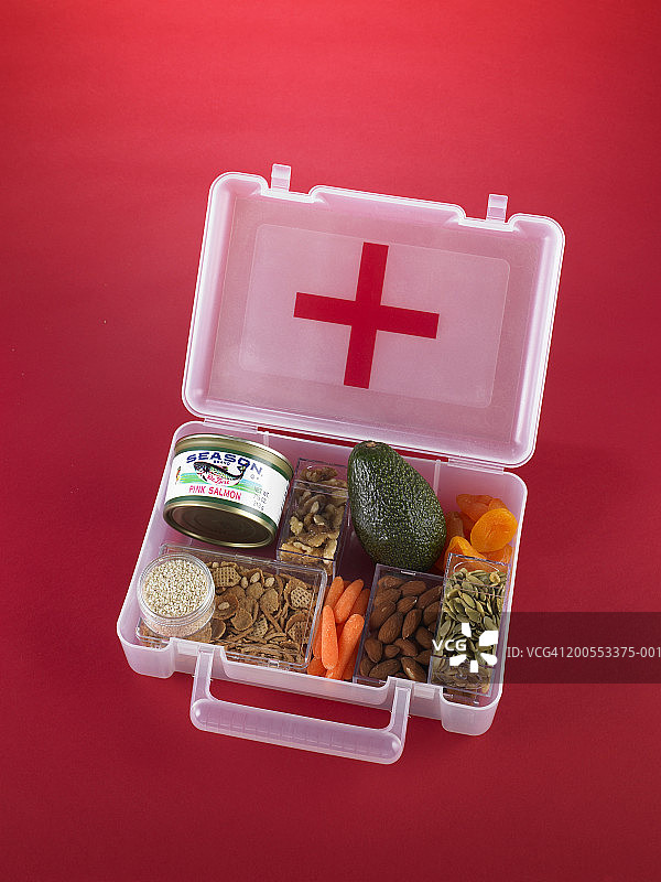 应急包中的蔬果、坚果、种子和罐头鱼图片素材