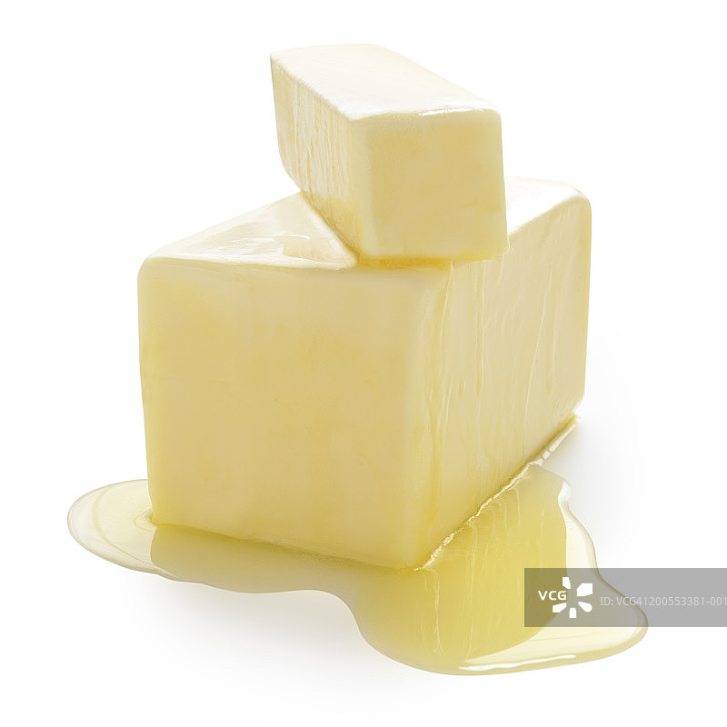 大块黄油，顶部有小块，下方融化的黄油池，特写图片素材