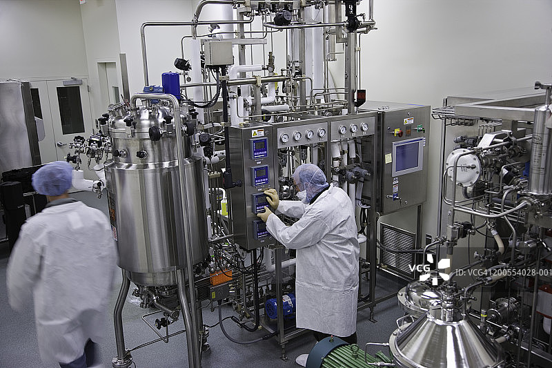 科学家监测发酵过程图片素材