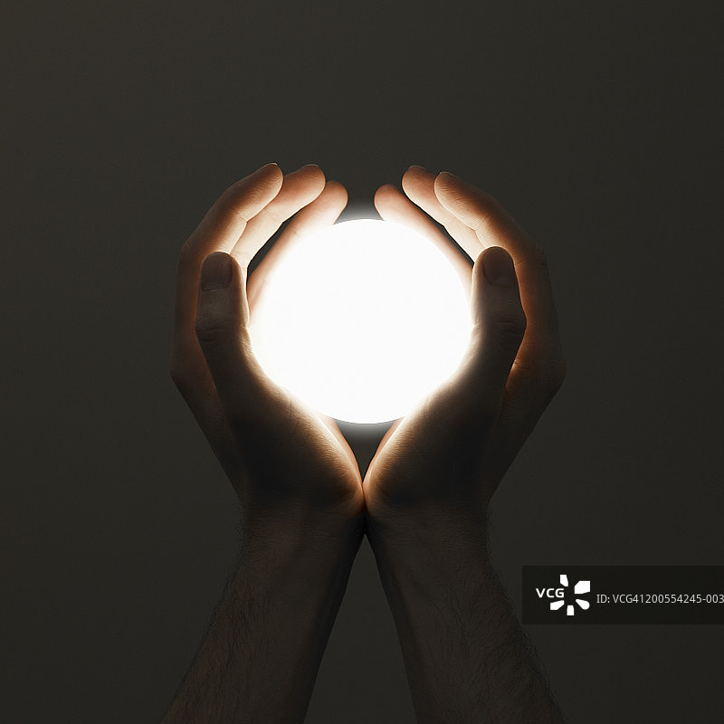 手捧光球特写（数字增强）图片素材