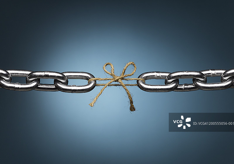 用绳子连接在一起的链条，特写图片素材