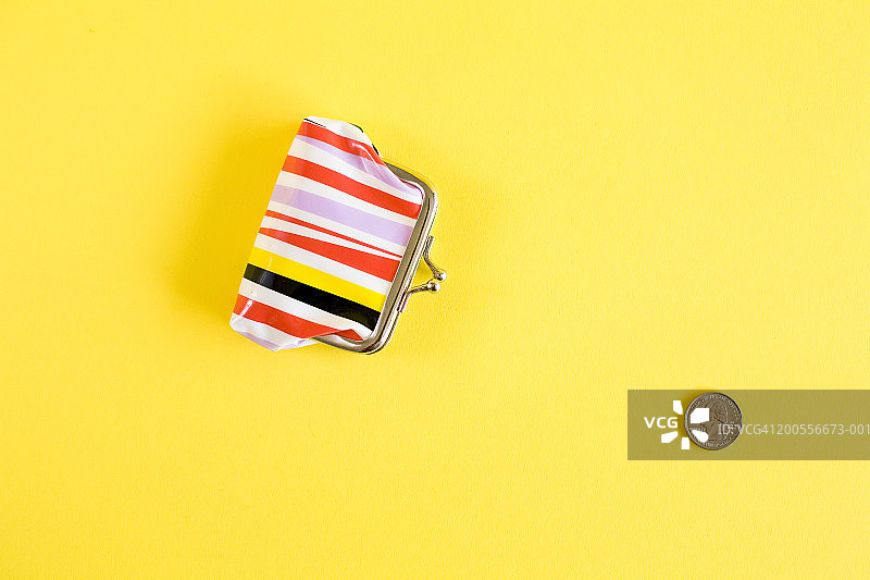 硬币和钱包特写俯视图图片素材