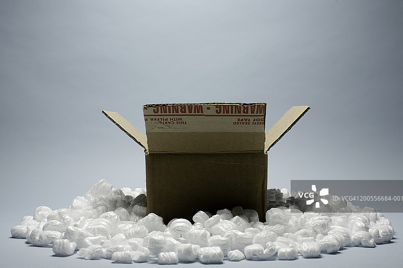 打开的纸箱与包装花生图片素材