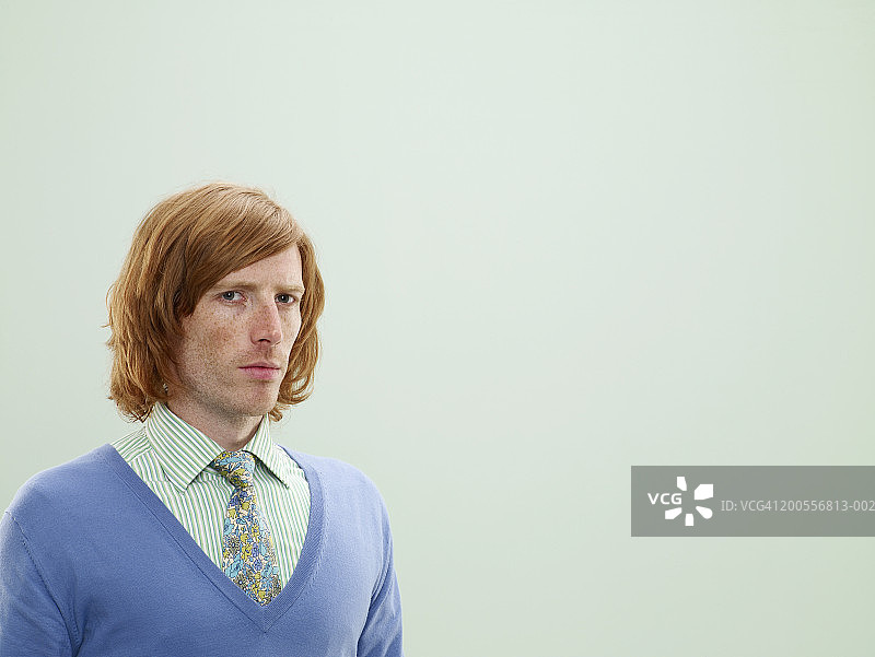 穿着蓝色套头衫的年轻男人肖像图片素材