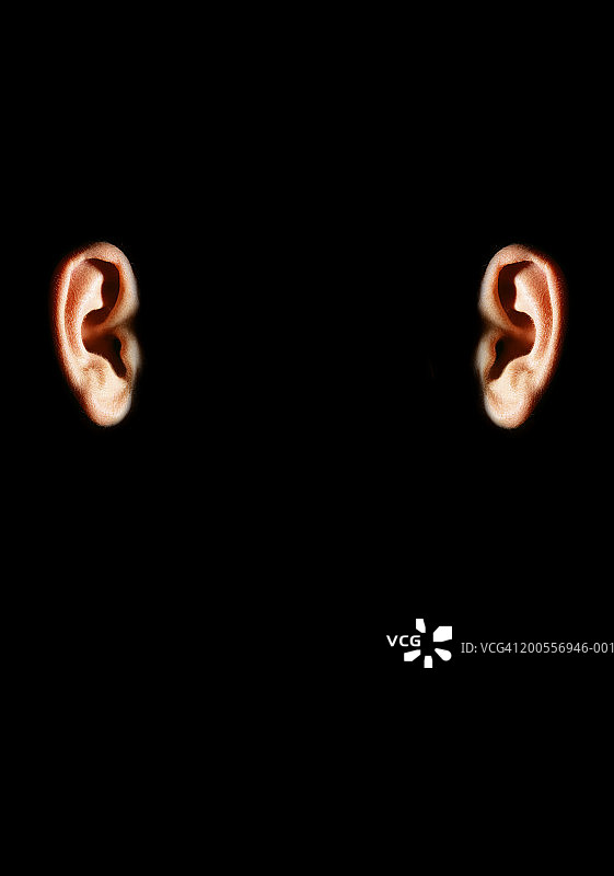 黑色背景上的两只人耳图片素材