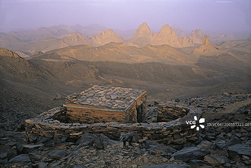 阿尔及利亚图阿雷格：阿塔科尔，撒哈拉沙漠远景图片素材