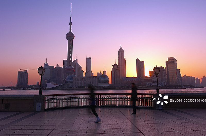 中国上海：浦东日出天际线图片素材