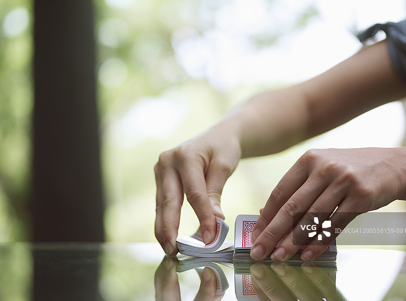 年轻男子洗牌特写图片素材