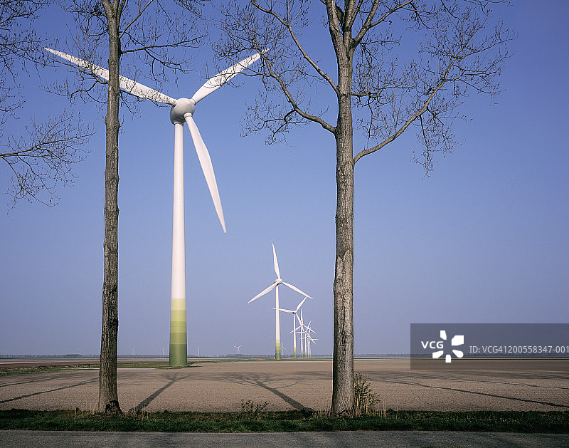 乡村田野上一排风力涡轮机图片素材