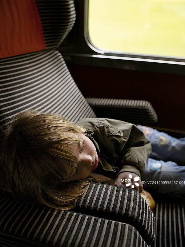 在火车座位上睡觉的女孩（2-4岁）图片素材