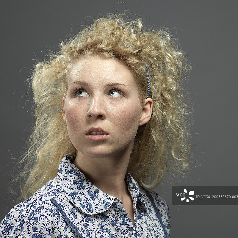 年轻女子看向远方图片素材