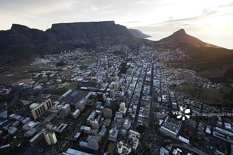 南非开普敦日落时分的城市景观鸟瞰图片素材