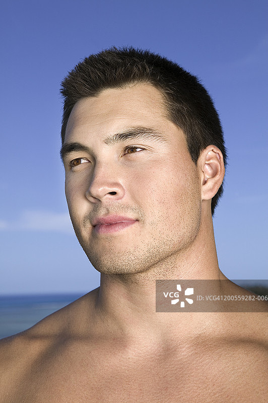 看向远方的年轻男人特写图片素材
