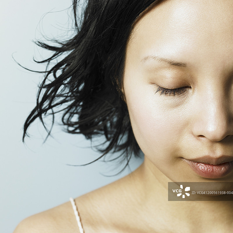 年轻女人闭着眼睛的脸部特写（局部）图片素材
