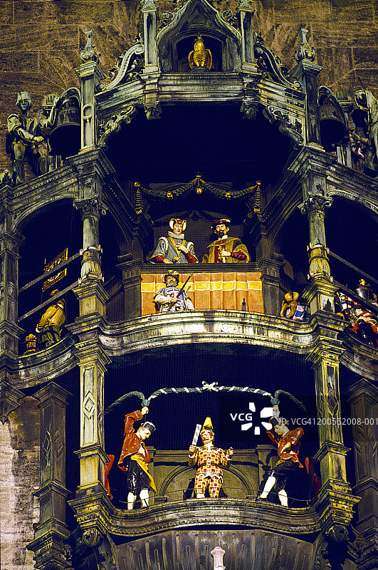 德国慕尼黑，市政厅时钟，黄昏图片素材