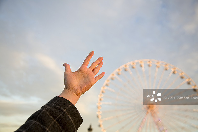 法国巴黎协和广场，女士伸手图片素材