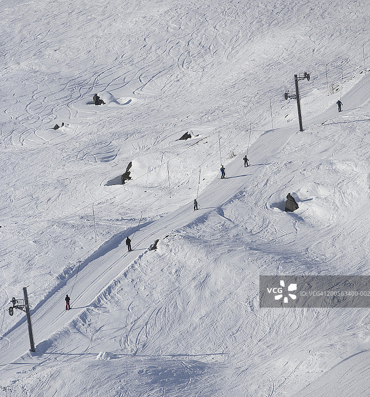滑雪者登山，高角度视角图片素材