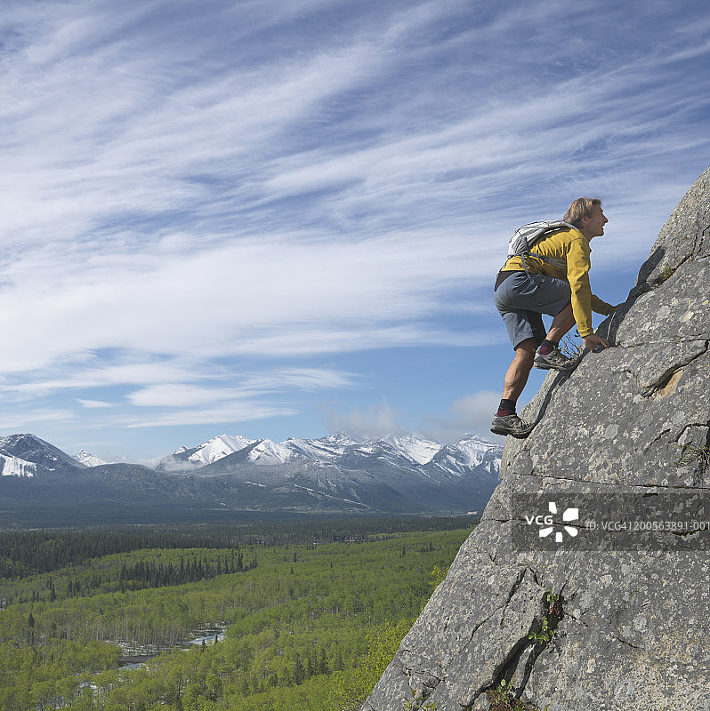 男子攀岩侧视图图片素材