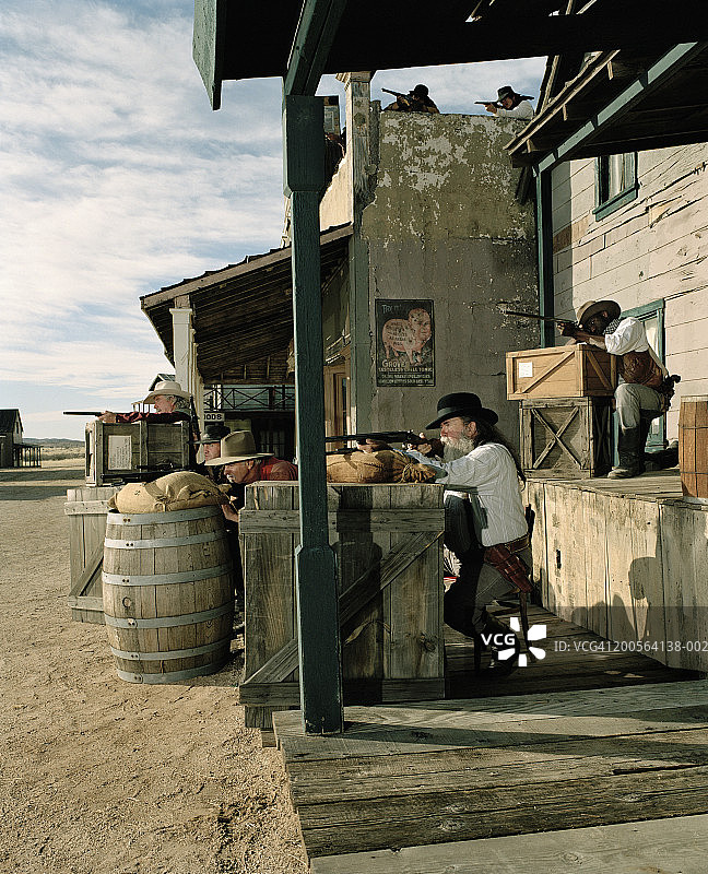 在旧西部城镇持枪的牛仔图片素材