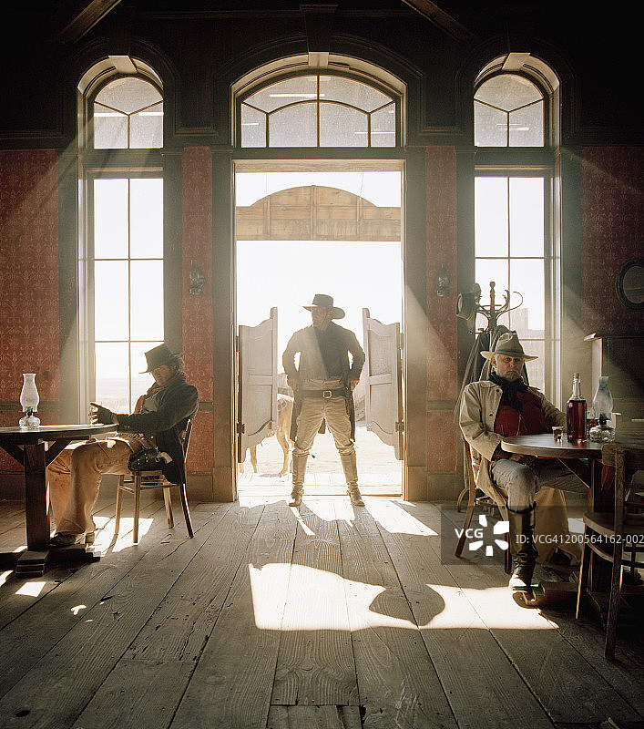 牛仔在酒吧图片素材