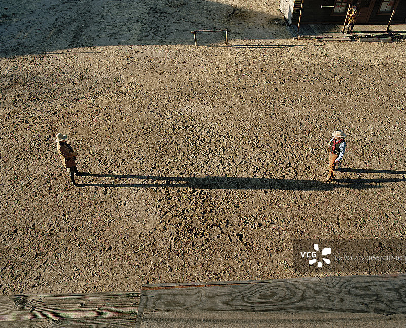 牛仔在西部小镇枪战图片素材