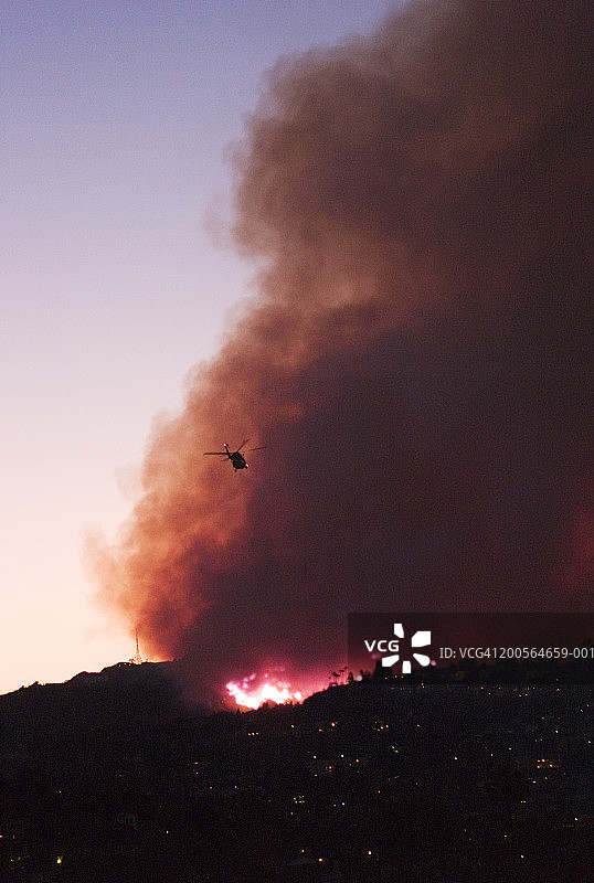美国加利福尼亚州洛杉矶的直升机和灌木丛火灾产生的烟雾图片素材