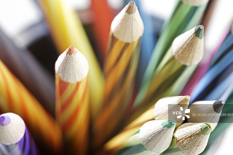 铁罐中的彩色铅笔图片素材