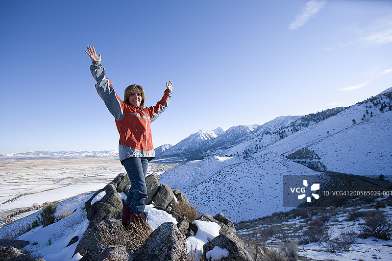 站在山顶伸开双臂的女人图片素材