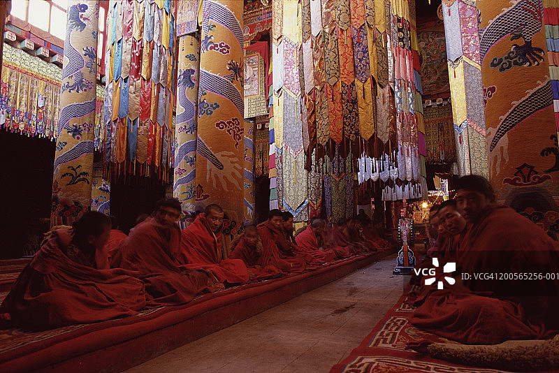 中国青海藏族聚居区念经的僧侣图片素材