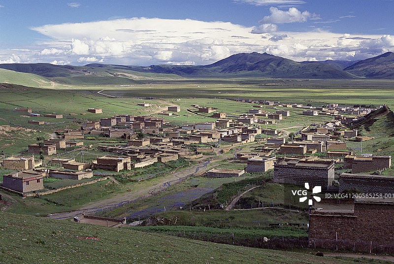 中国四川藏族聚居区，理塘草原村落图片素材