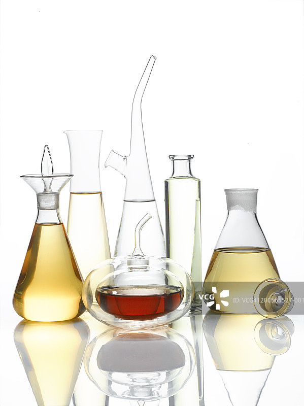 装满不同油的玻璃醒酒器，白色背景图片素材
